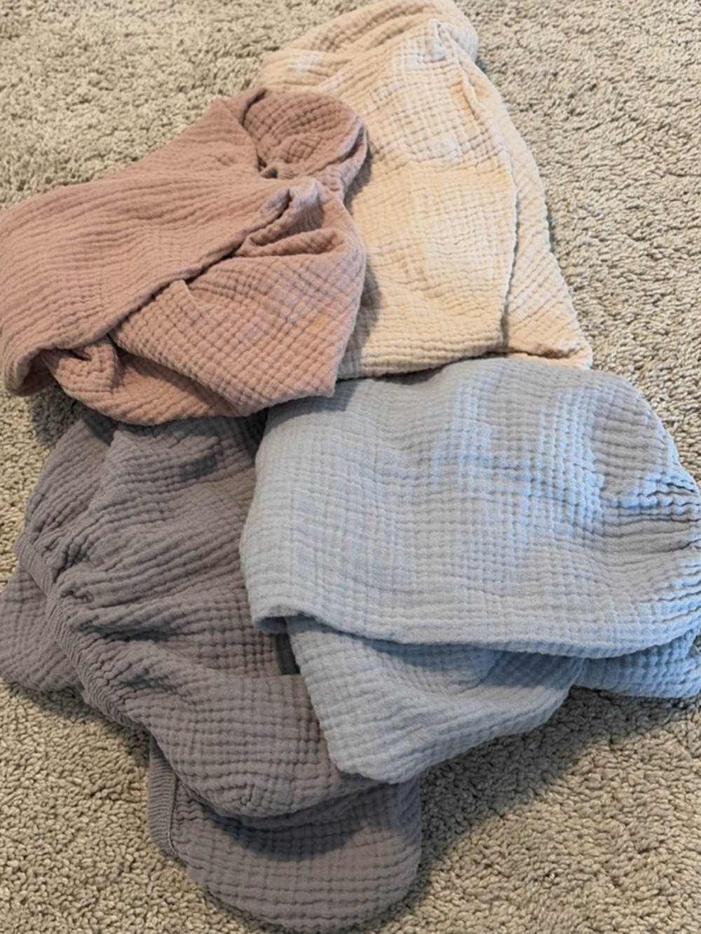 Set of muslin basinet sheets (4)